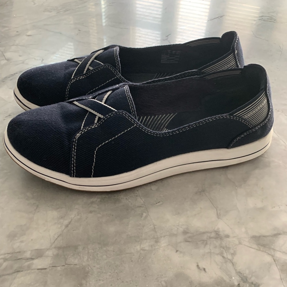 Clarks Cloudsteppers navy and white canvas shoe. 7.5M. Worn 3 times. Very clean.